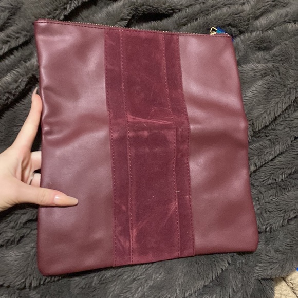 Handbags - 🍂Summer & Rose Maroon Clutch!